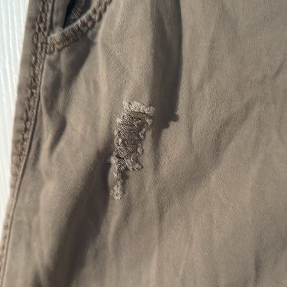 Bke casuals bryn 29 khaki distressed capris - Picture 3 of 6